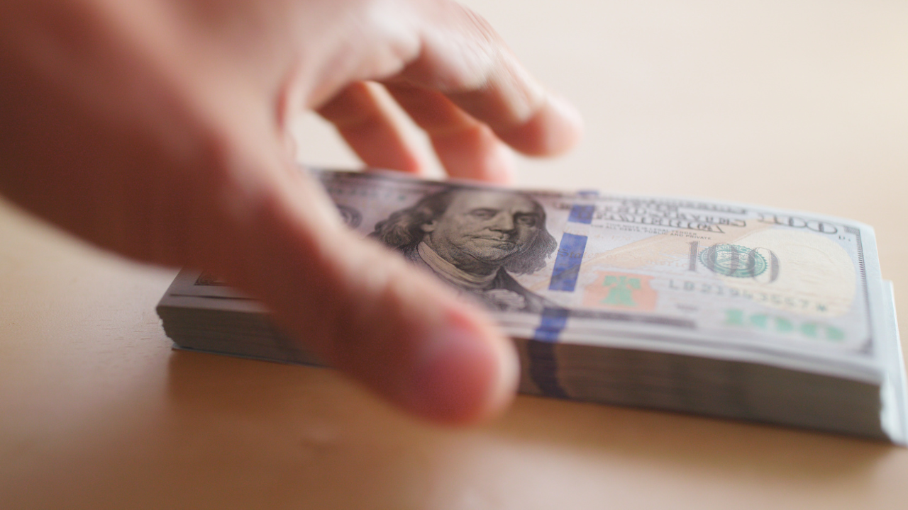 紙幣を置いてる人