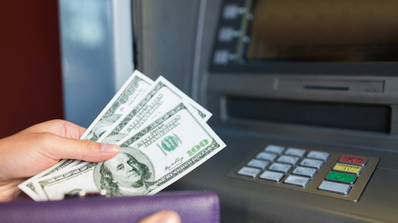ドル紙幣とATM