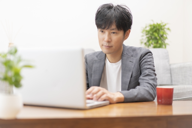 パソコンで作業する男性